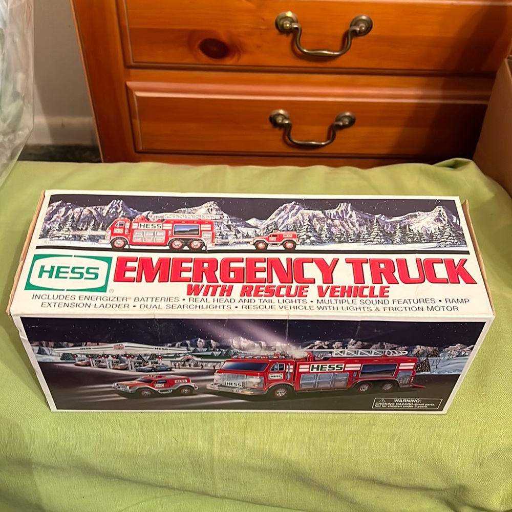 Hess 2005 toy emergency truck with rescue vehicle